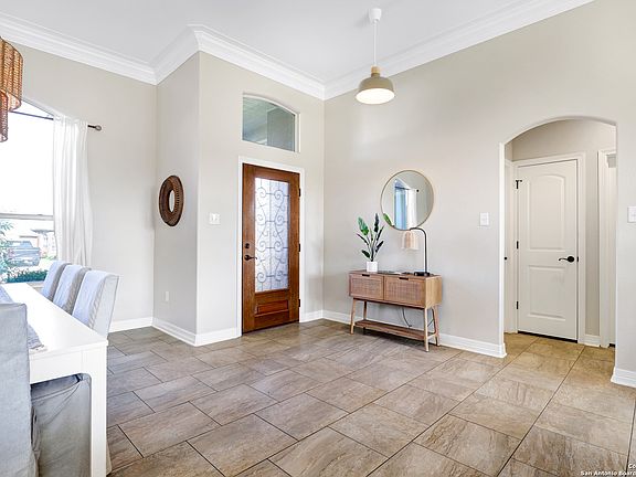 2nd image of 124 PARKRIDGE CIR