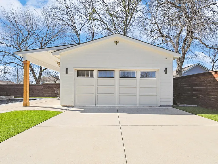 304 Bowie St — Photo 34