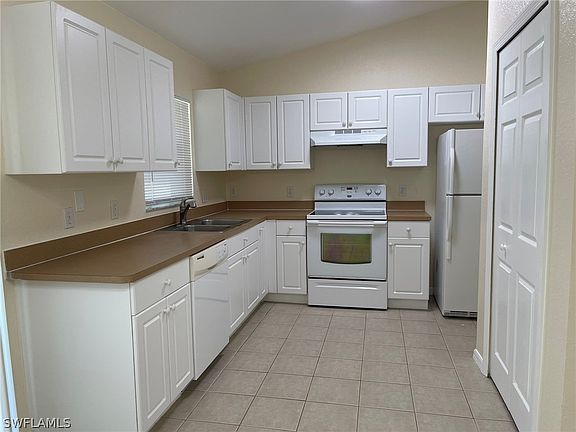5th image of 506 NE Van Loon Ln