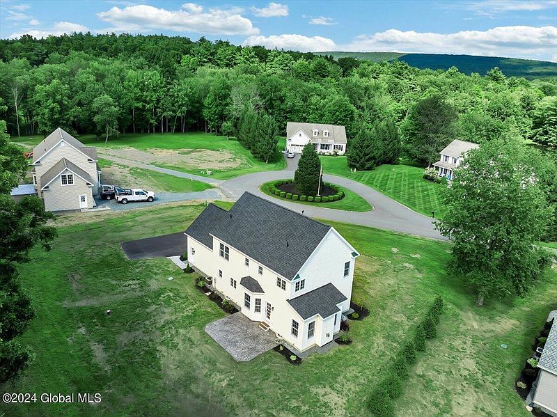 3rd image of 15 Westfall Court