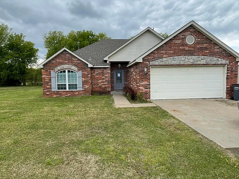 24250 S Montgomery Dr — Photo 2