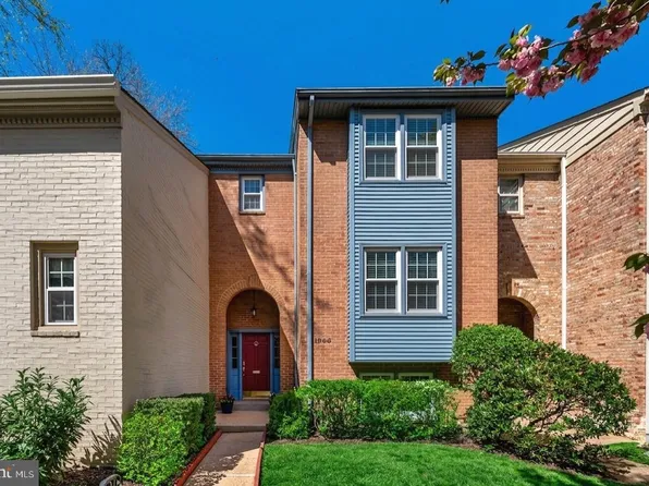 1968 Hopewood Dr, Falls Church, VA 22043