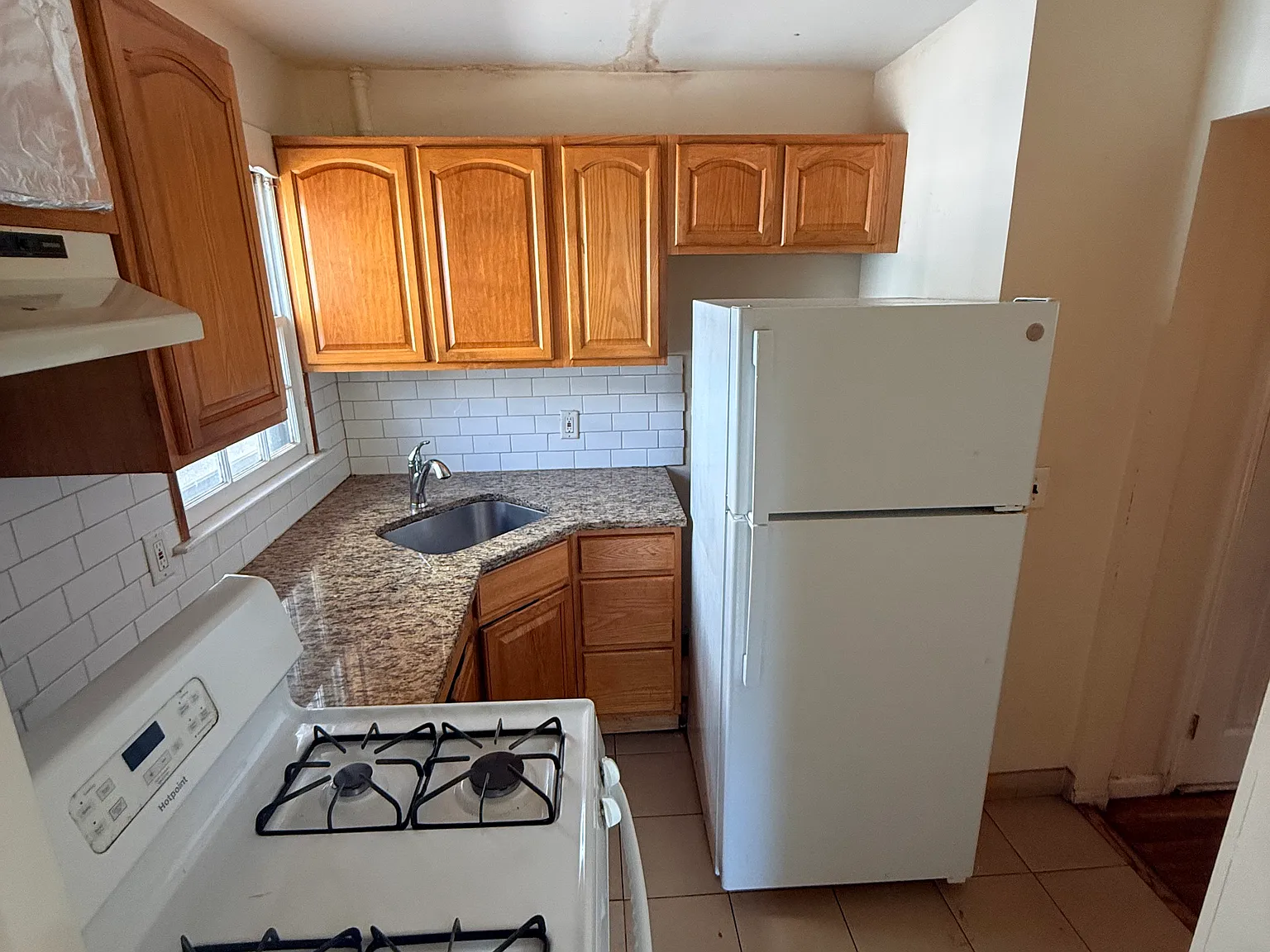 3 bed, 1.5 bath, 1000 sqft, $3,900 — Photo 3