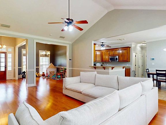 4th image of 102 Spur Ln