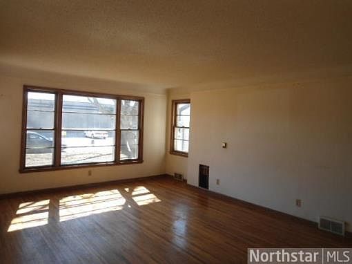 4th image of 107 1st St NE
