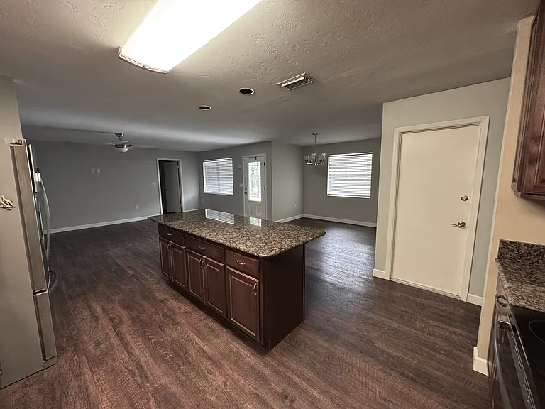 802 SE 8th Ave — Photo 3