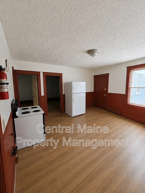 3 bed, 1.0 bath, $1,300 — Photo 1