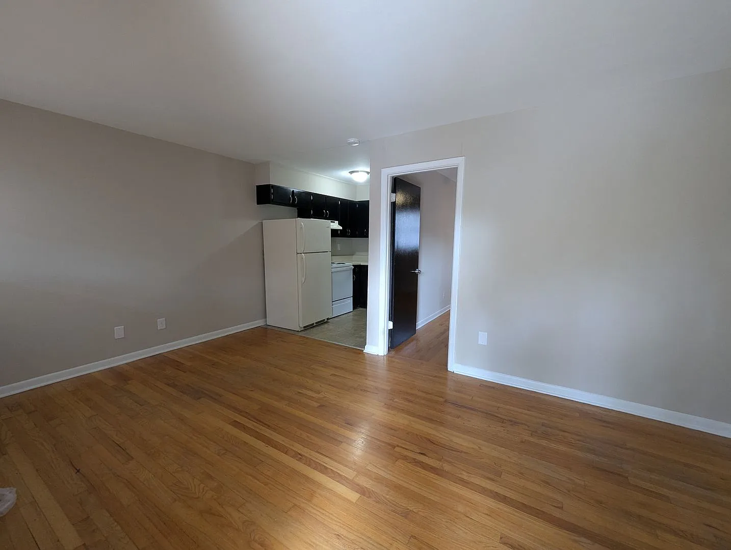 Colonial Apartments - 105 Bloomfield St — Photo 2