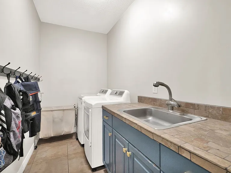 1693 E Crimson Oak Dr — Photo 35