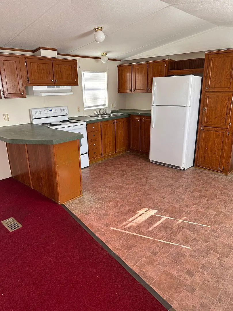 RV - 644-658 Reeves Drive — Photo 2