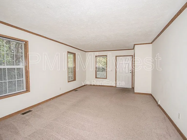 11845 Center St — Photo 3