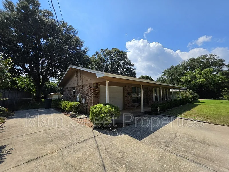3 bed, 2.0 bath, 1100 sqft, $1,800 — Photo 2