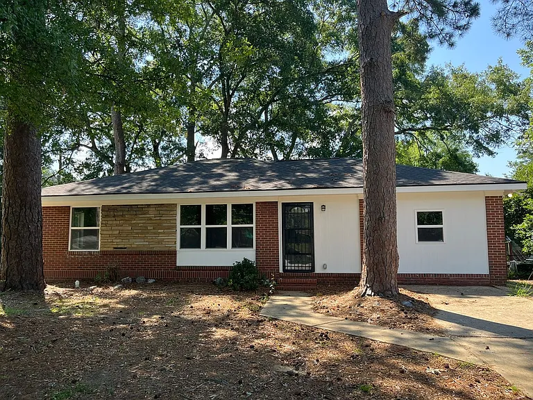 2102 Somerset Ave — Photo 1