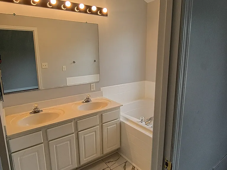 Master bedroom on suite pic 1