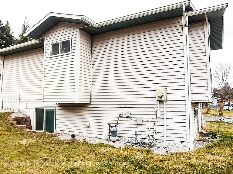 643 Northwood Dr — Photo 2