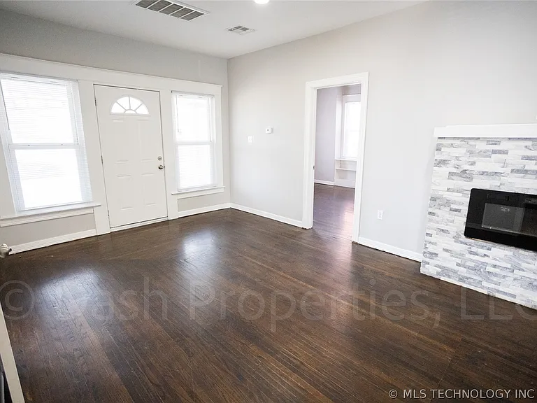 2604 E 7th St S — Photo 10