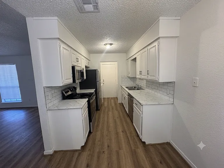 1140 Landsdale Ln #1140 — Photo 6