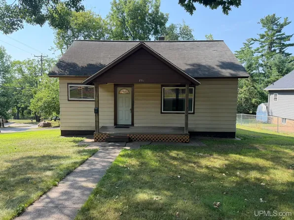 851 E I St, Iron Mountain, MI 49801