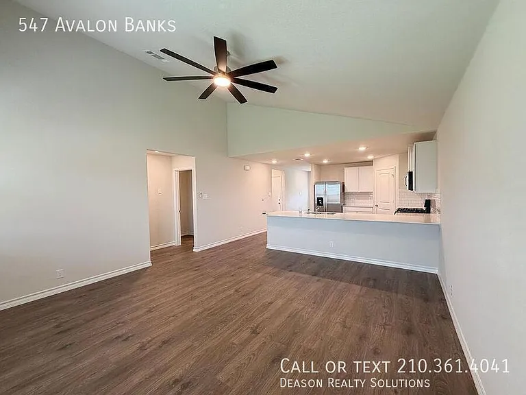 547 Avalon Banks — Photo 3