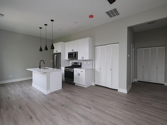 3rd image of 3612 N Greenview Ave #B