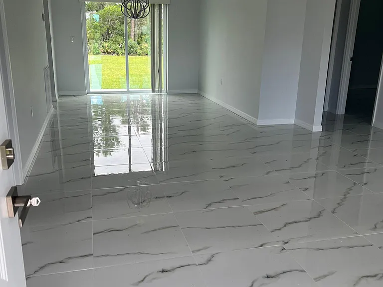 713 Lincoln Rd NE — Photo 3
