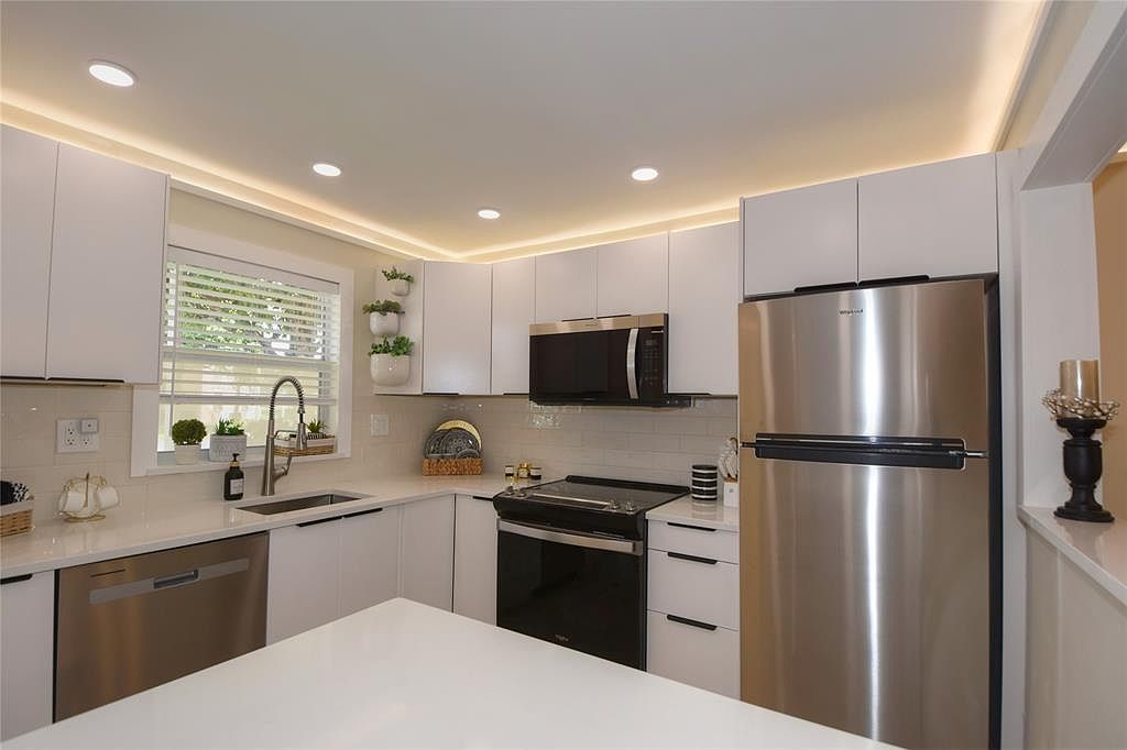 9581 Sunrise Lakes Blvd #108