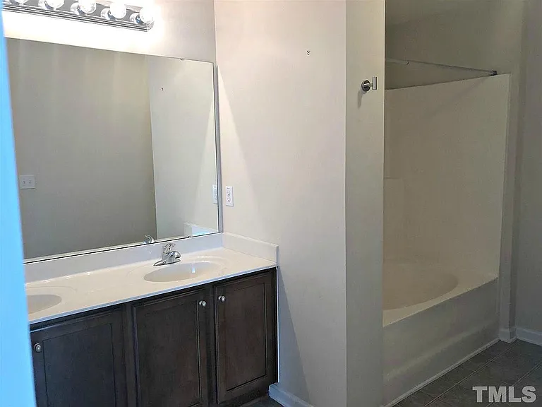1304 Cozart St #310 — Photo 11