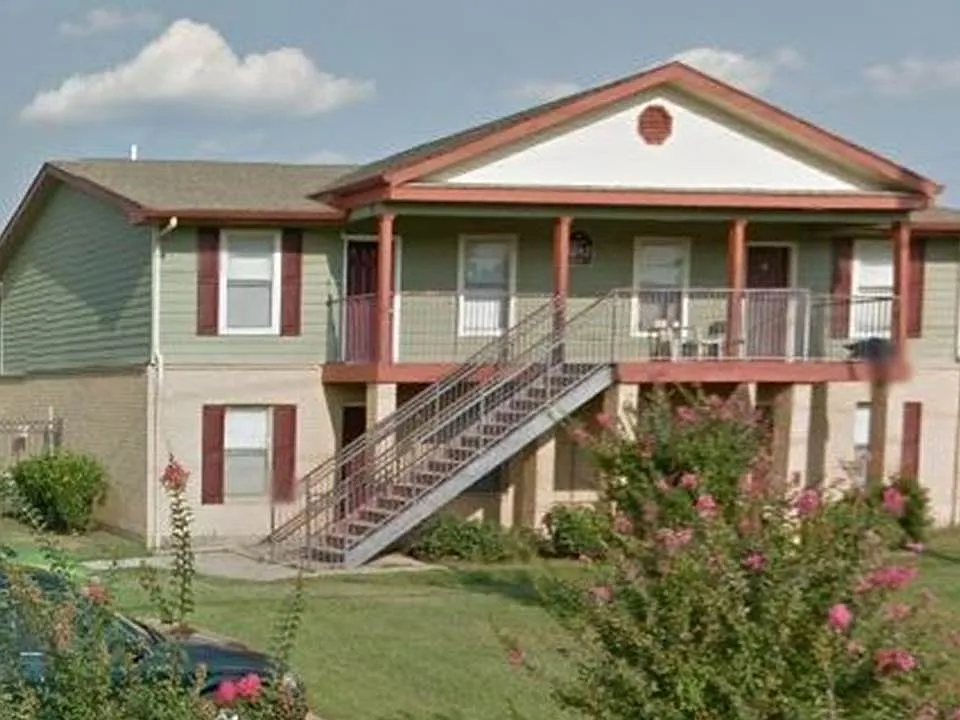 3 bed, 750 sqft, $795 — Photo 2