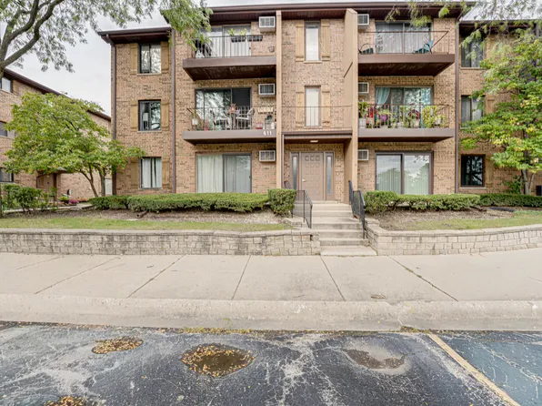 611 N Briar Hill Ln APT 1, Addison, IL 60101