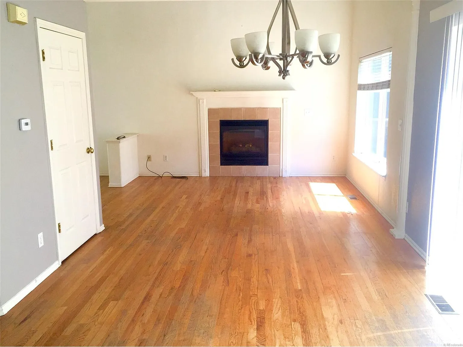 4 bed, 3.5 bath, 2400 sqft, $3,200 — Photo 2