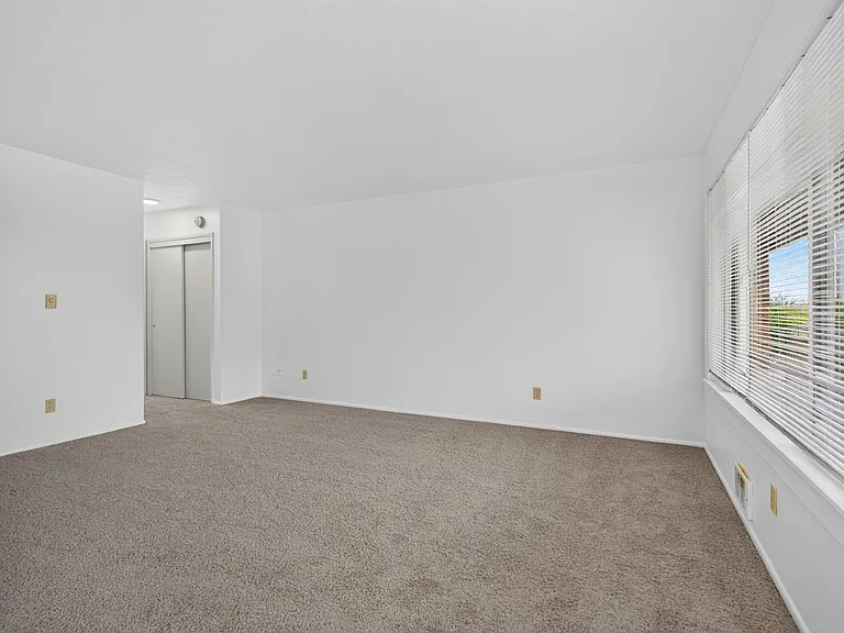 Shore View Apartments — Photo 23