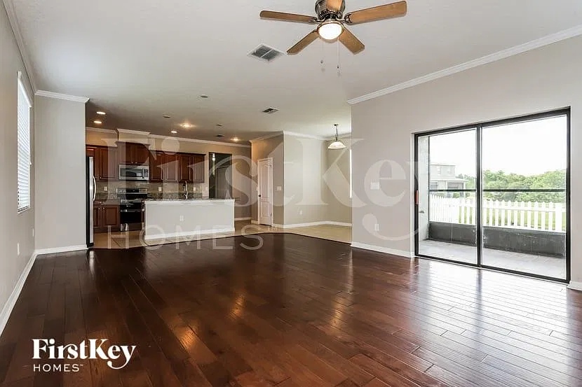 5 bed, 3.0 bath, 2580 sqft, $3,420 — Photo 2