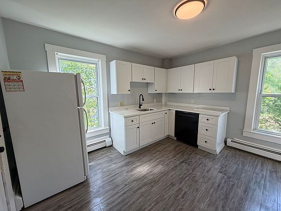 3rd image of 93 Bellevue Ave APT 3