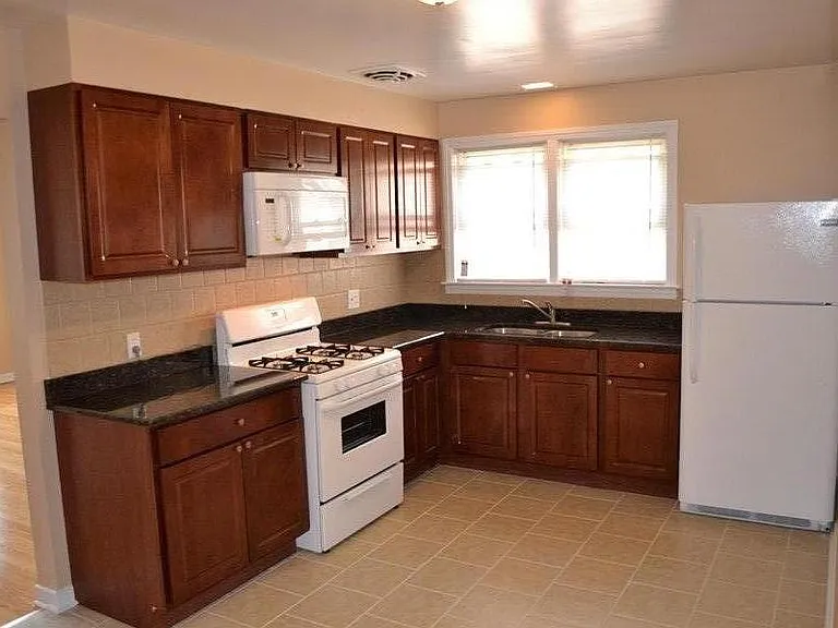 Eat-in Kitchen