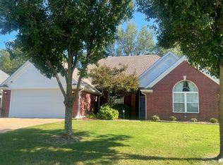 1027 E Broadview Dr, Fayetteville, AR 72703