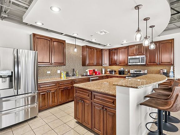 4th image of 901 N Upper Broadway St APT 605