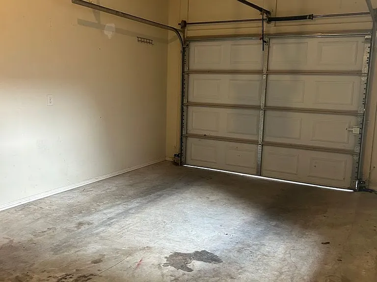 2670 N Valencia Ave — Photo 11