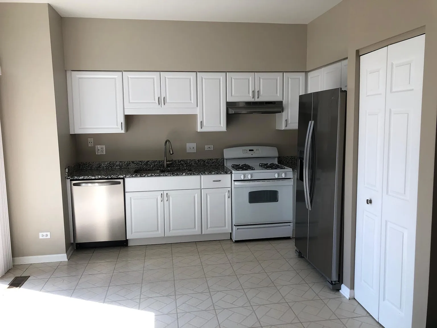 3 bed, 2.5 bath, 1500 sqft, $2,650 — Photo 2