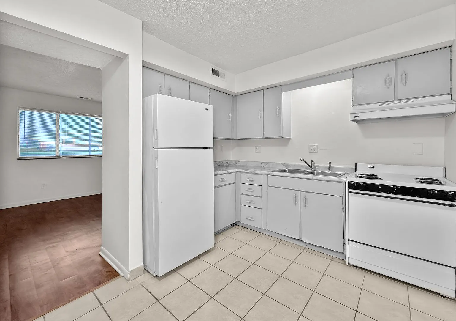 1218 SE Belmont Drive — Photo 1