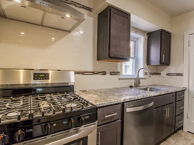 (204) 7339 Dartmouth Ave — Photo 18