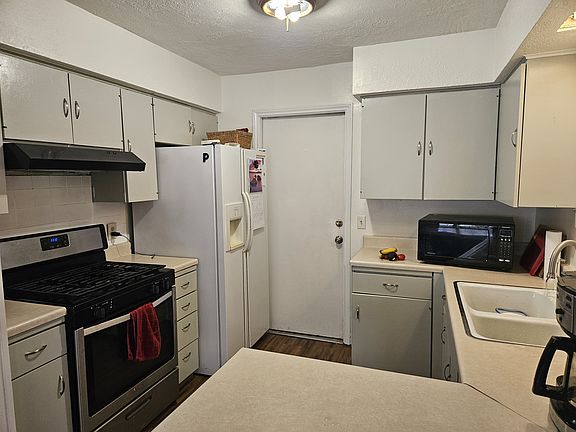 Open kitchen with many cabinets. Gas cooking
