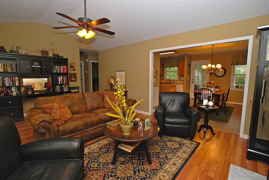 2nd image of 35 Hardwood Dr
