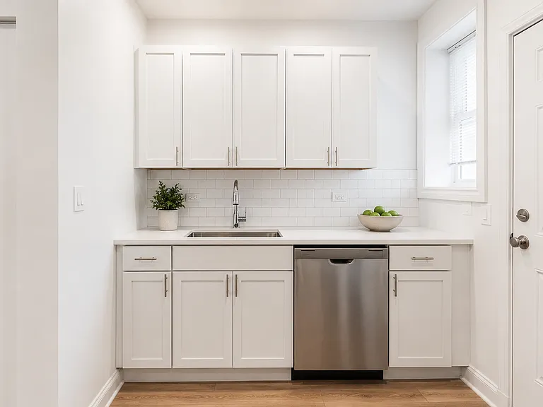 2107 N Hamlin Ave #2F — Photo 8