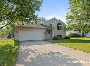 430 6th St NE, Cedar Springs, MI 49319
