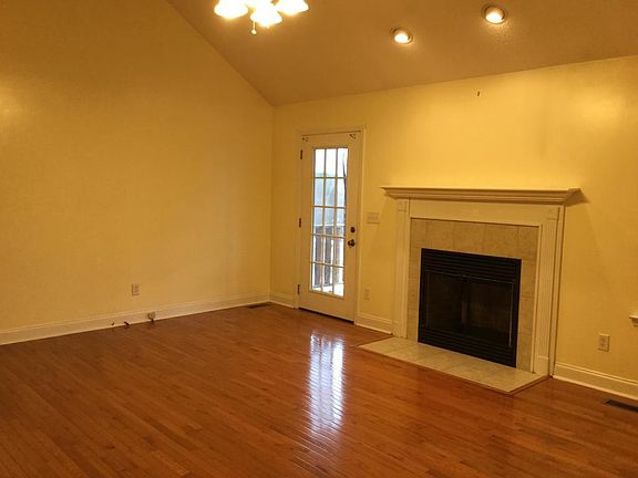 4th image of 270 Lauren Cir #3