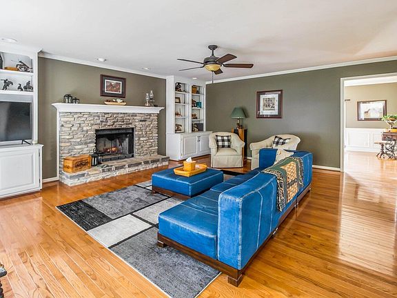2nd image of 1385 Glenview Dr