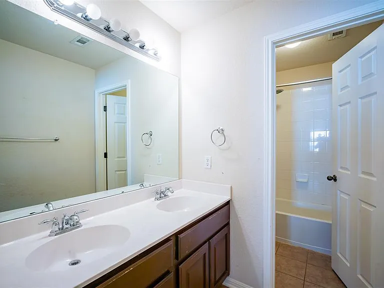 12709 Lee Park Ln — Photo 24