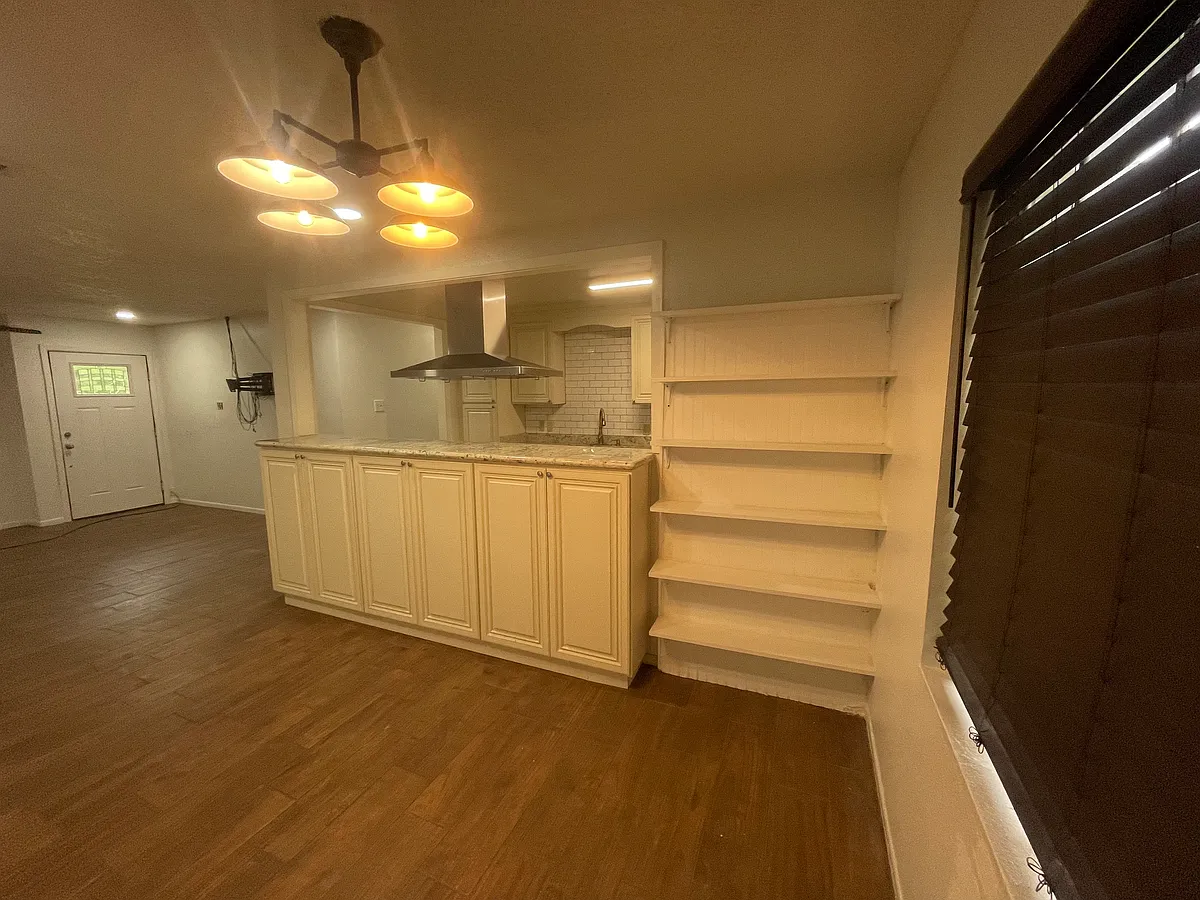 Building Photo - 2335 Gladys St #1
