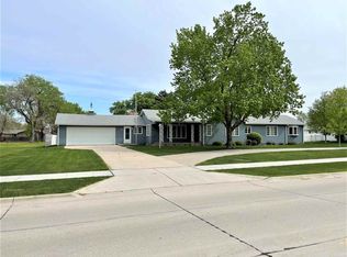 305 11th Ave, Holdrege, NE 68949