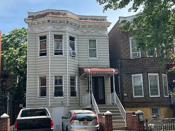 250 E 207th St, Bronx, NY 10467